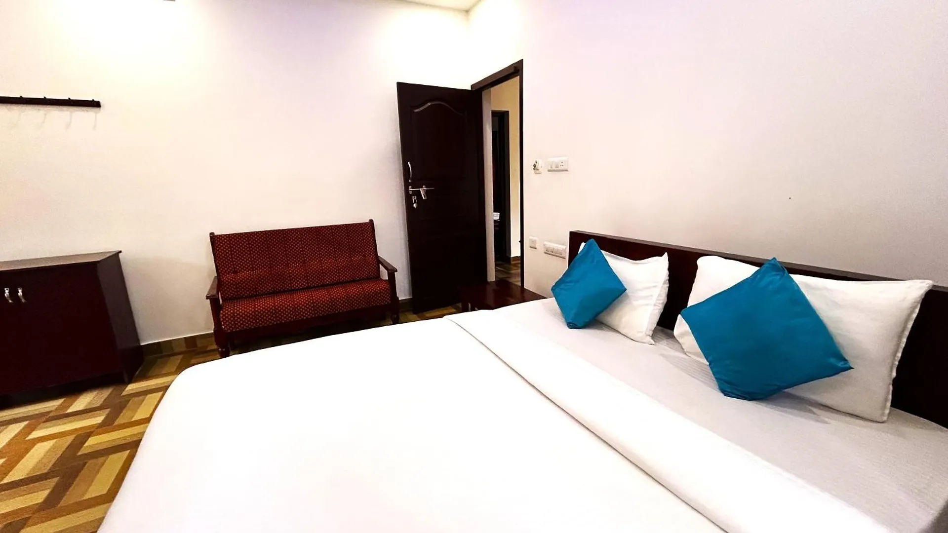 Deluxe Residency Hotel Kalpetta 5*,  India