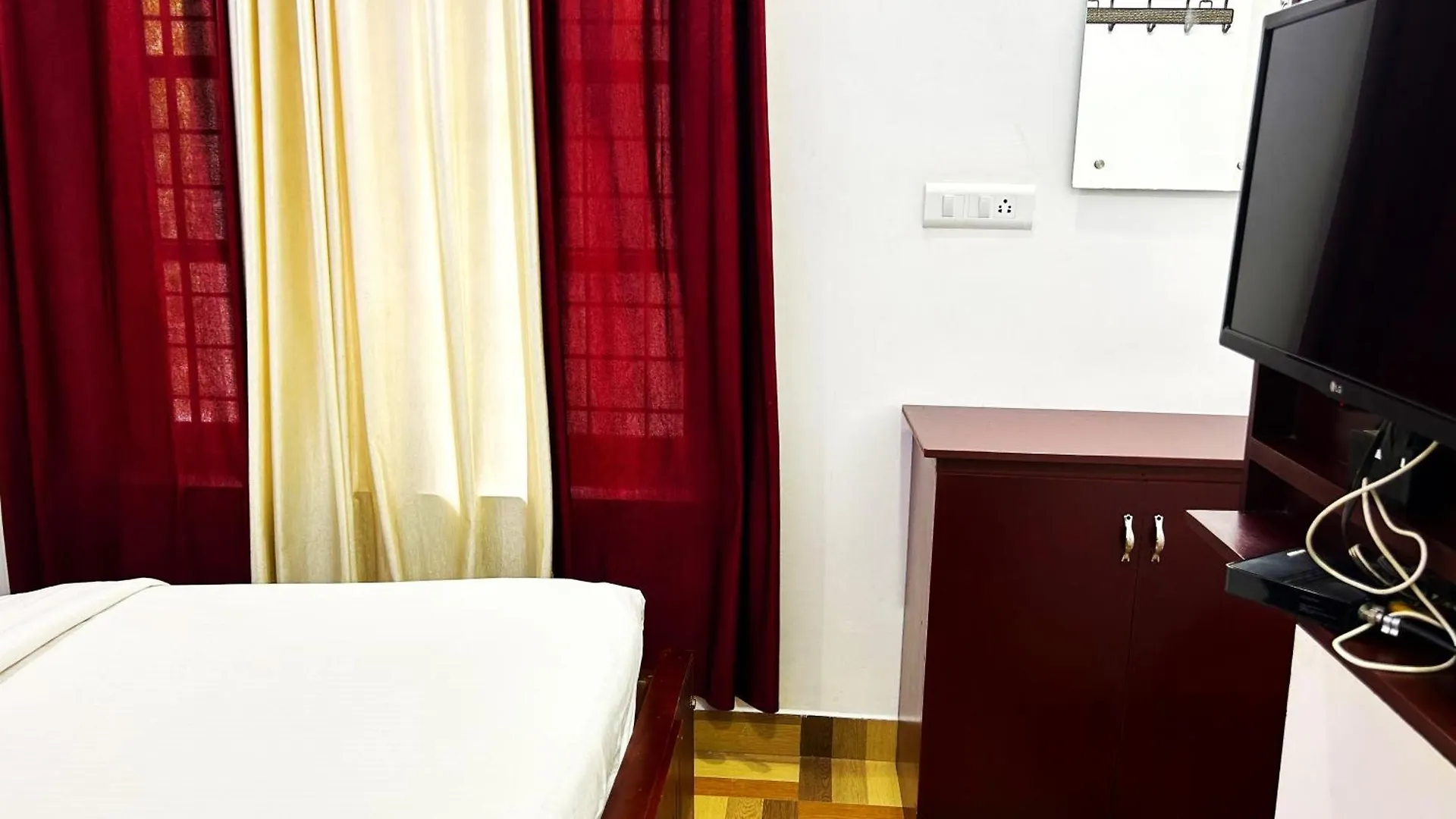 Deluxe Residency Hotel Kalpetta Guest house