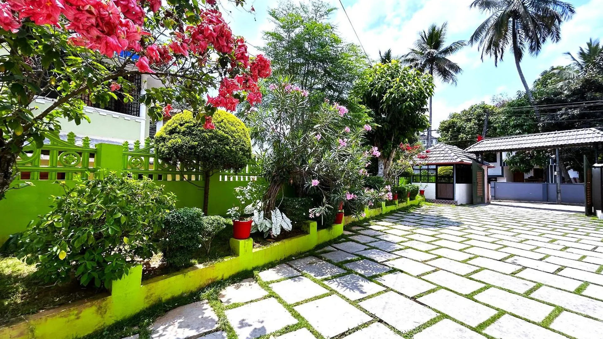 Deluxe Residency Hotel Kalpetta